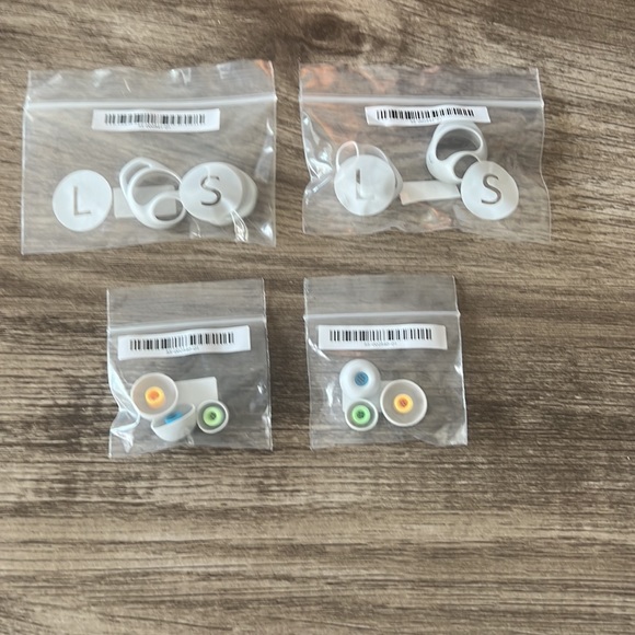 Echo Buds (2nd Gen) | Wireless earbuds with active noise cancellation and Alexa - Picture 3 of 3